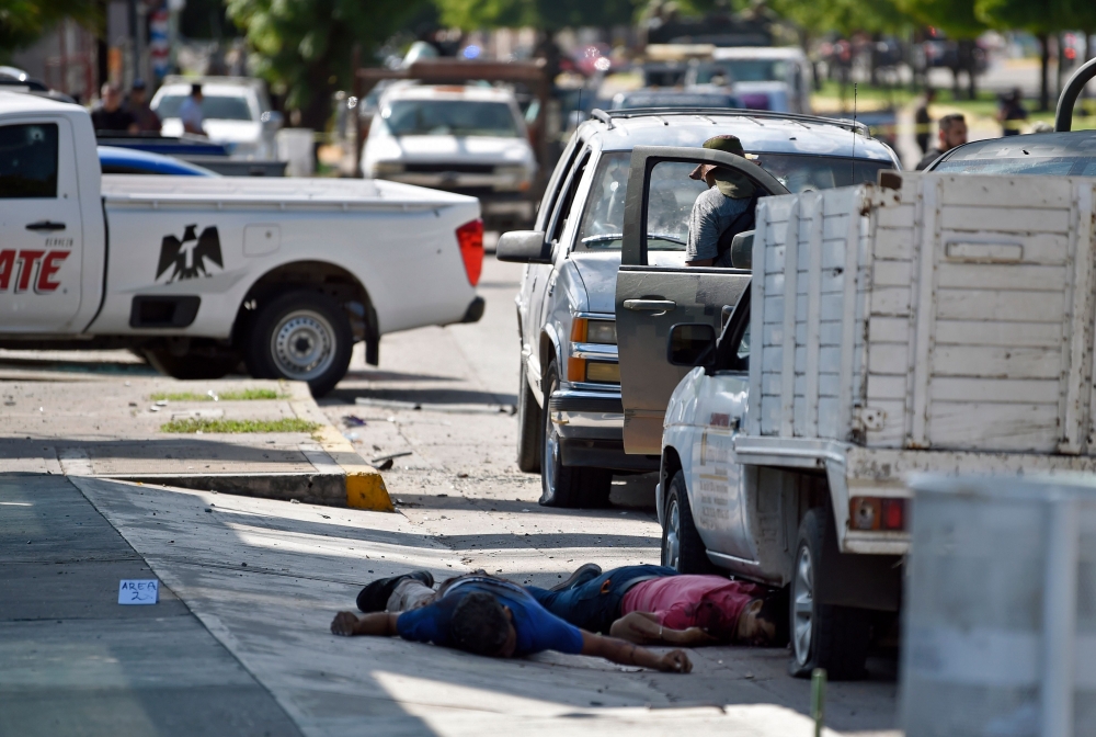 Corpses lie on the street after heavily armed gunmen waged an all-out battle against Mexican security forces in Culiacan, Sinaloa state, Mexico, on October 18, 2019.  AFP / Alfredo Estrella