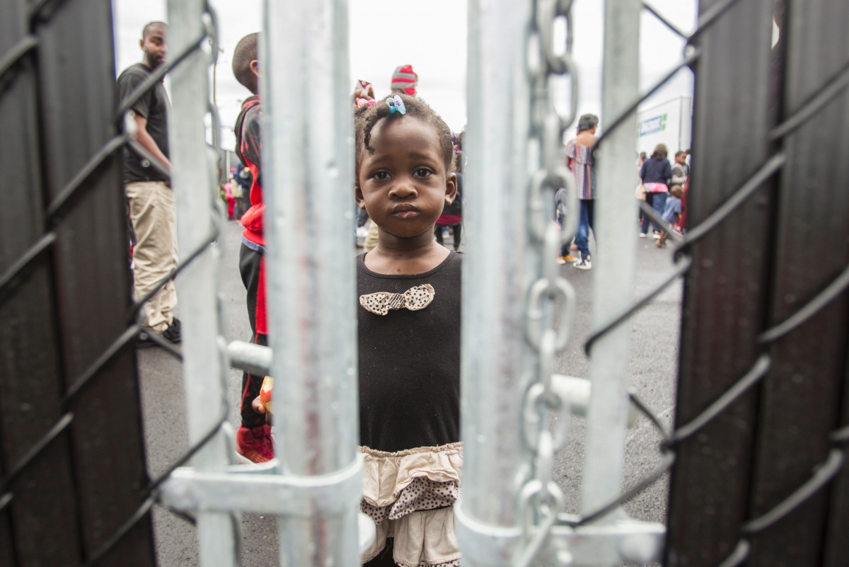 A girl who crossed the Canada-US border with her family claiming refugee status in Canada at a temporary detention centre in Blackpool, Quebec on August 5, 2017. AFP / Geoff Robins