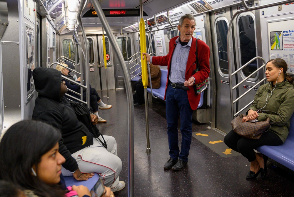 Richard McLachlan, a member of the Extinction Rebellion, the environmental action pressure group founded in Britain, delivers his message about climate change to commuters in the subway October 17, 2019 in New York. AFP / Don Emmert 