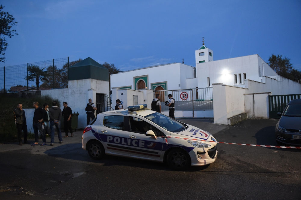 French police officers and people stand in front of the Mosque of Bayonne, southwestern France, on October 28, 2019, after two people were injured in a shooting. AFP / Gaizka Iroz
 