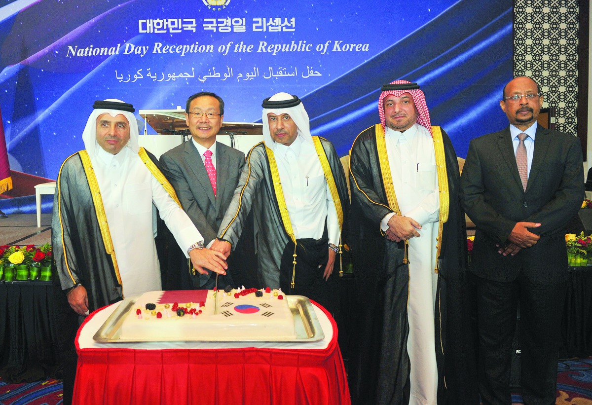 Minister of Justice and Acting Minister of the State for Cabinet Affairs, H E Dr. Issa bin Saad Al Jafali A Nuaimi (centre) and Minister of Education and Higher Education, H E Dr. Mohammed Abdul Wahed Al Hammadi (left) cutting the cake with Kim Chang-mo, 