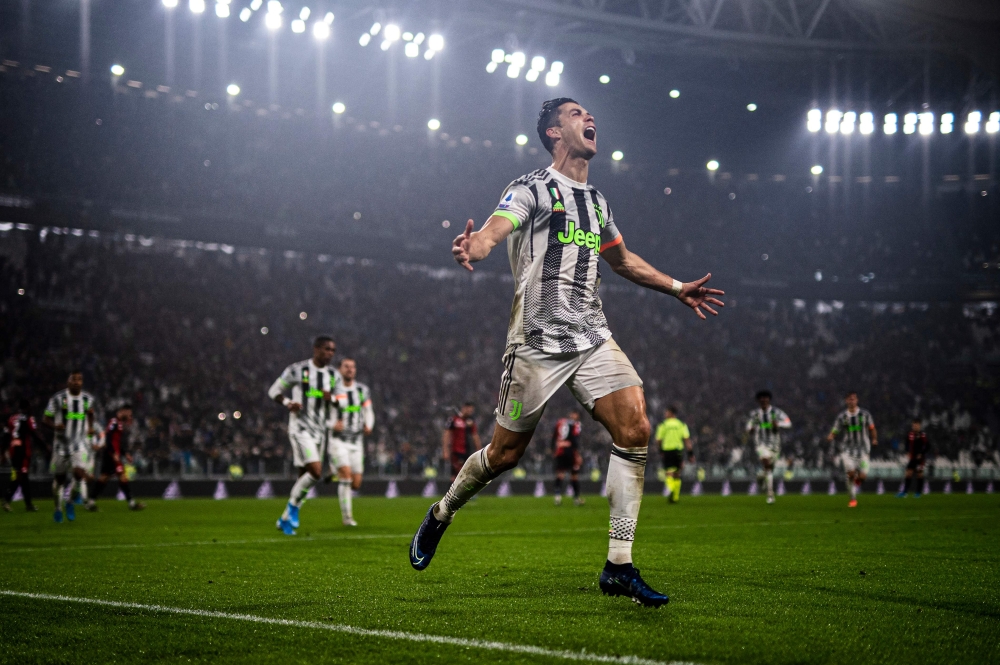 Juventus' Portuguese forward Cristiano Ronaldo celebrates scoring his team's second goal during the Italian Serie A football match between Juventus and Genoa on October 30, 2019 at the 'Allianz Stadium' in Turin. / AFP / MARCO BERTORELLO
