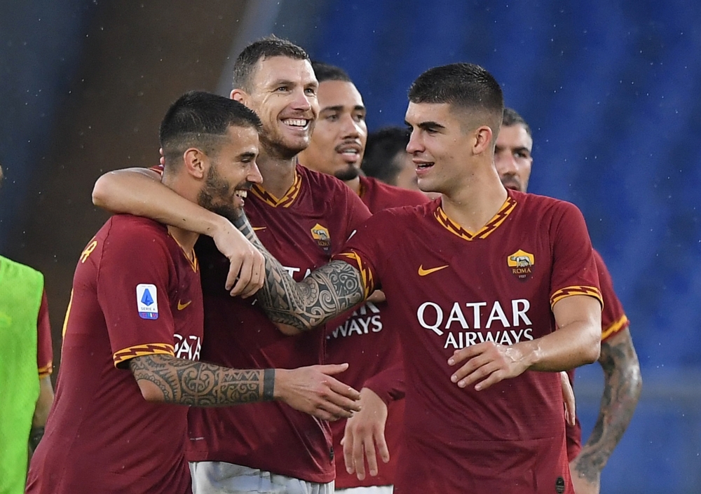 AS Roma's Edin Dzeko and teammates celebrate after the match REUTERS/Alberto Lingria