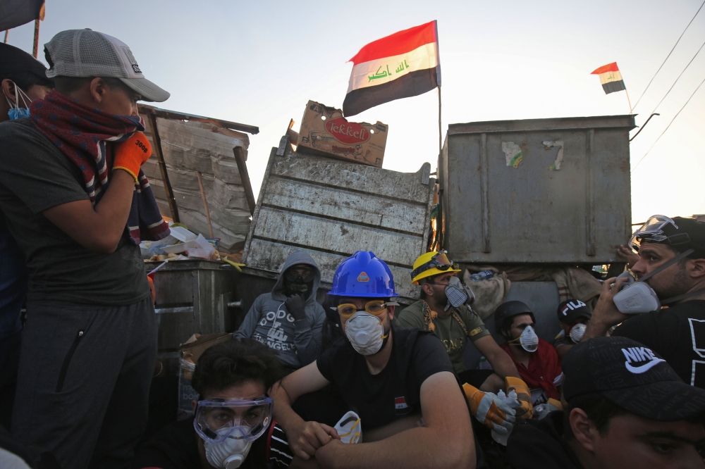 Iraqi protesters block al-Sinek bridge which leads to the Iranian embassy, during ongoing anti-government demonstrations in the capital Baghdad on November 1, 2019. / AFP / AHMAD AL-RUBAYE
 
