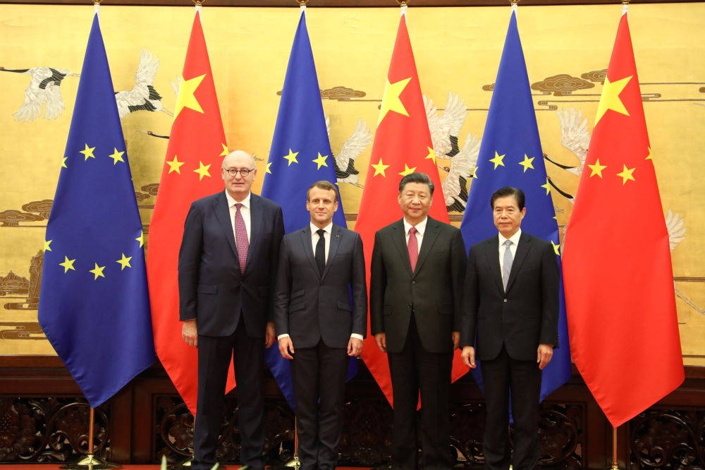 (L-R) European Commissioner Phil Hogan, French President Emmanuel Macron, Chinese President Xi Jinping and China's Commerce Minister Zhong Shan pose at the Great Hall of the People in Beijing on November 6, 2019. AFP / Ludovic MARIN