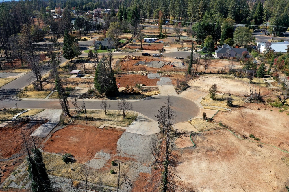  An aerial view of a neighborhood destroyed by the Camp Fire October 21, 2019 in Paradise, California.  Justin Sullivan/Getty Images/AFP