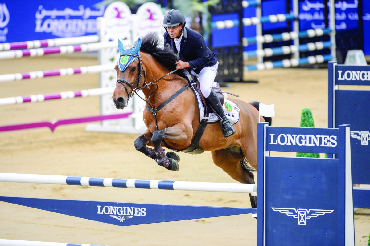 Achraf Oualla guiding Dino BB Z over an obstacle in the Medium Tour competition.