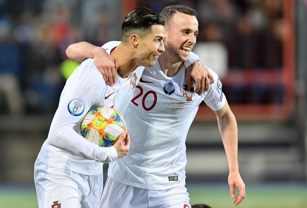 Portugal's forward Cristiano Ronaldo (L) celebrates after scoring a goal during the UEFA Euro 2020 Group B qualification football match between Luxembourg and Portugal at the Josy Barthel Stadium in Luxembourg on November 17, 2019. / AFP / John Thys 