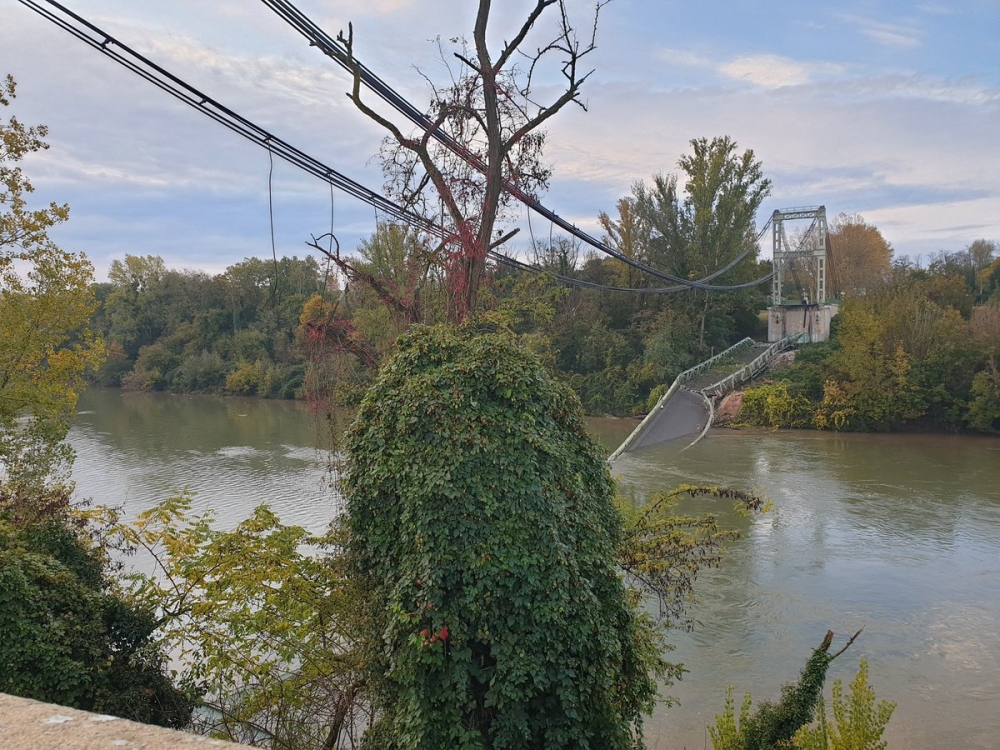A view shows the collapsed Mirepoix-sur-Tarn bridge in France, November 18, 2019, in this image obtained from social media. Olivier le Corre/via REUTERS