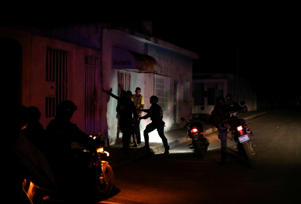 Members of the Special Action Force of the Venezuelan National Police (FAES) question a person during a night patrol, in Barquisimeto, Venezuela September 20, 2019. Reuters/Ivan Alvarado
 