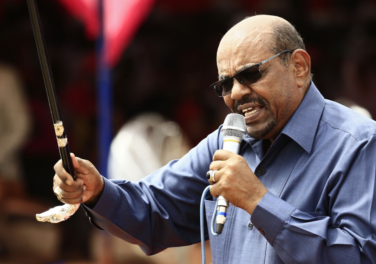 Omar al-Bashir delivers a speech during a visit to the village of Bilel in South Darfur near the Kalma camp for displaced people on September 22, 2017. AFP / Ashraf Shazly