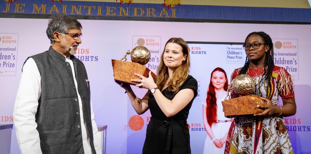 Indian children's right's activist and 2014 Nobel Peace Prize Laureate Kailash Satyarthi (L) presents the International Children's Peace Prize 2019 to German climate activist Luisa Neubauer (C) and Cameroonian peace activist Divina Maloum in The Hague on 