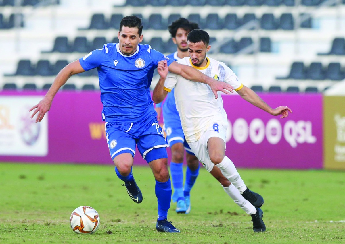 Al Khor’s Tiago Bezerra (left) vies for the ball during yesterday’s Ooredoo Cup Group B match against 
Al Gharafa.