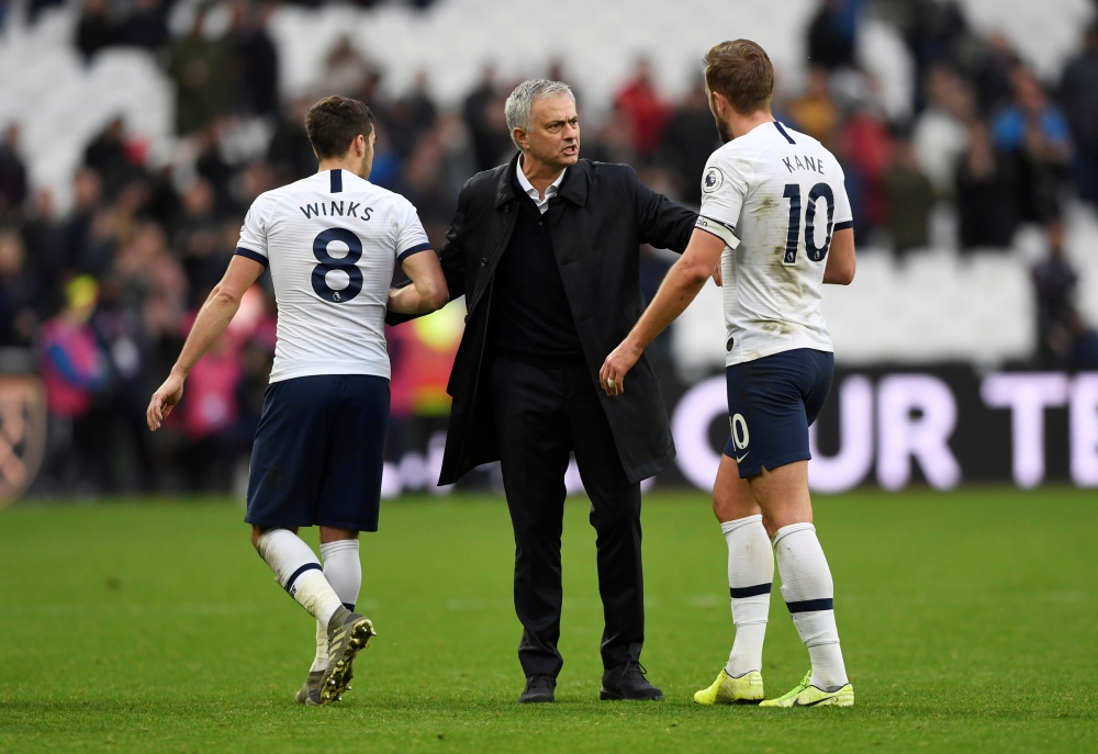 Tottenham Hotspur manager Jose Mourinho speaks with Tottenham Hotspur's Harry Kane and Harry Winks after the match Action Images via Reuters/Tony O'Brien