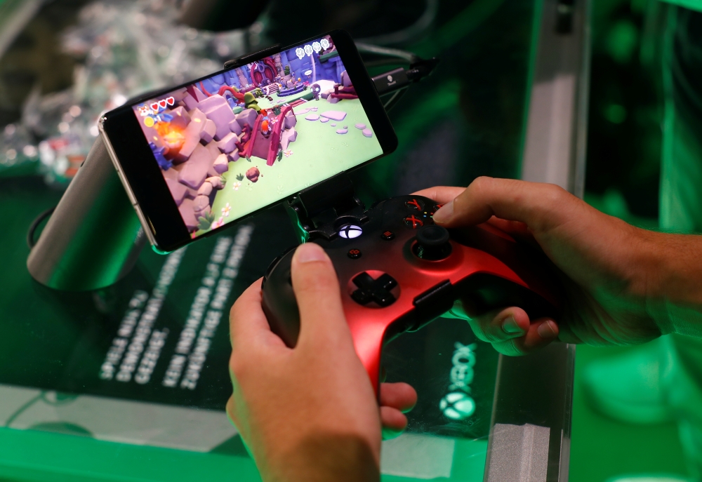 A gamer plays a cloud-based coputer game of Project X Cloud of Microsoft during Gamescom in Cologne, Germany, August 21, 2019. Reuters / Wolfgang Rattay