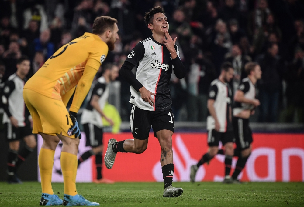 Juventus' Argentine forward Paulo Dybala celebrates after opening the scoring during the UEFA Champions League Group D football match Juventus Turin vs Atletico Madrid on November 26, 2019 at the Juventus Allianz stadium in Turin. / AFP / Marco Bertorello