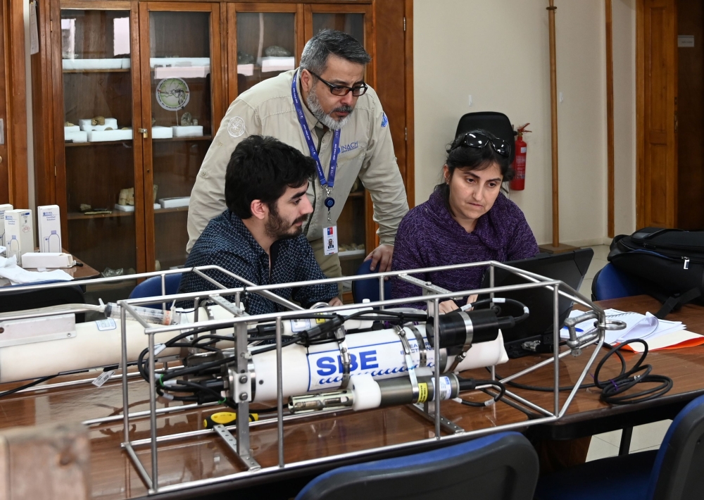 Chilean Marcelo Leppe (C), director of the Chilean Antarctic Institute (INACH) works after an interview with AFP in Punta Arenas, Chile, on November 12, 2019. AFP / Johan Ordonez
 