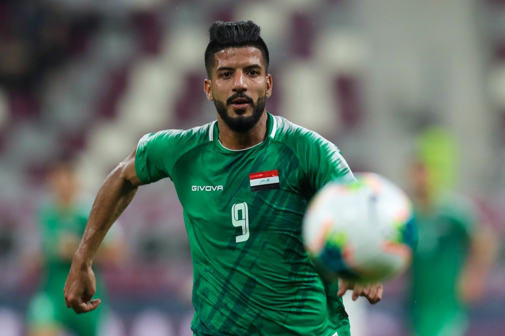 Iraq's forward Alaa Abbas runs after the ball during the 24th Arabian Gulf Cup Group A football match between United Arab Emirates and Iraq at the Khalifa International Stadium in Doha on November 29, 2019. AFP / Karim Jaafar
