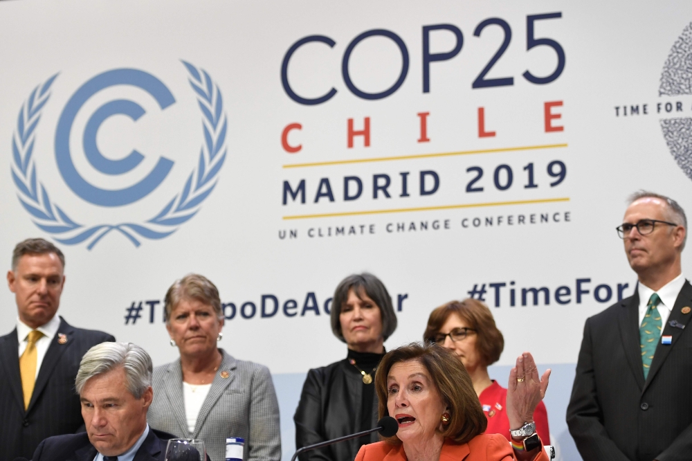 US House Speaker Nancy Pelosi (R) and US Senator Sheldon Whitehouse (D-RI) give a press conference conference during the UN Climate Change Conference COP25 at the 'IFEMA - Feria de Madrid' exhibition centre, in Madrid, on December 2, 2019. / AFP / PIERRE-