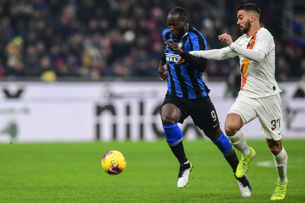 Inter Milan's Belgian forward Romelu Lukaku (C) outruns AS Roma's Italian defender Leonardo Spinazzola during the Italian Serie A football match Inter Milan vs AS Rome on December 6, 2019 at the San Siro stadium in Milan. / AFP / Miguel MEDINA
