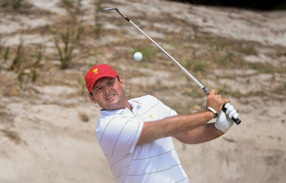 Patrick Reed of the US team hits out of a bunker during a practice round ahead of the Presidents Cup golf tournament starting on December 12, in Melbourne on December 10, 2019./ AFP / William WEST / 