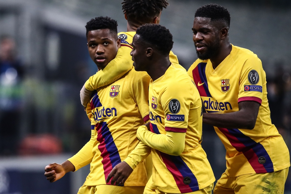 Barcelona´s Guinea-Bissau forward Ansu Fati (L) celebrates after scoring during the UEFA Champions League Group F football match Inter Milan vs Barcelona on December 10, 2019 at the San Siro stadium in Milan. AFP / Isabella Bonotto 