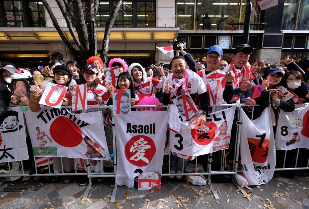 Fans gather in the street to watch a parade by the Japan rugby squad in Tokyo's Marunouchi business district on December 11, 2019 as part their Japan 2019 Rugby World Cup campaign. / AFP / Kazuhiro NOGI