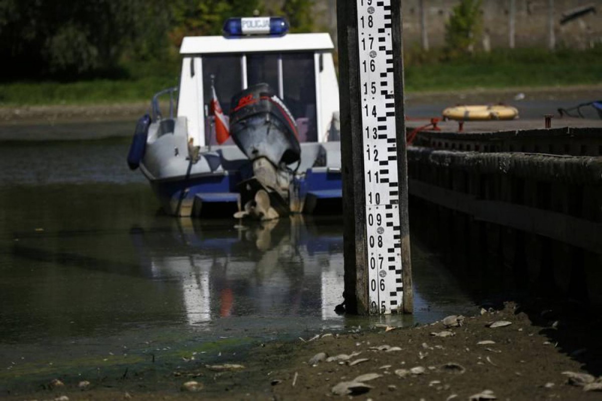 A water level indicator is seen on Vistula riverbank in Warsaw, Poland August 19, 2015. Reuters/Kacper Pempel