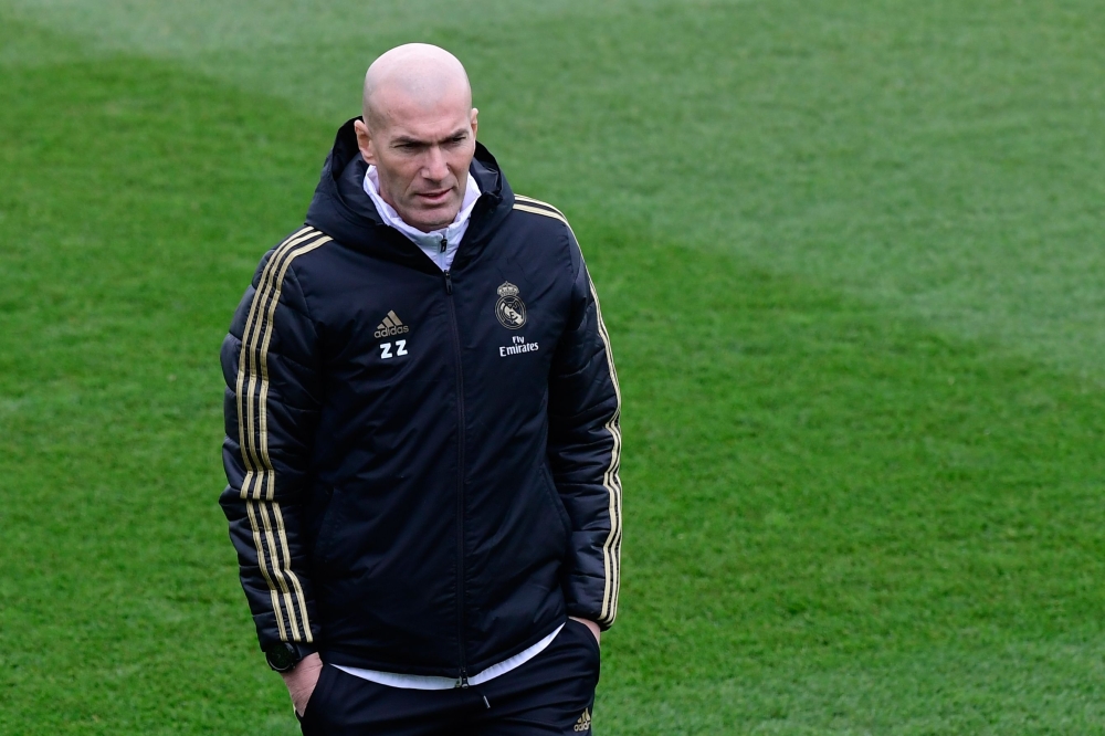 Real Madrid's French coach Zinedine Zidane attends a training session at the Real Madrid City sports facilities in Madrid on December 17, 2019, on the eve of their Spanish League football match against Barcelona FC. / AFP / JAVIER SORIANO