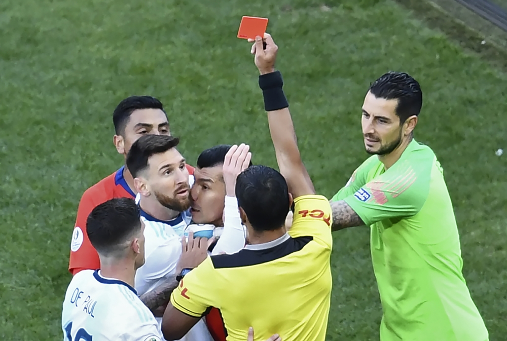 Mario Diaz de Vivar shows the red card to Lionel Messi and Chile's Gary Medel.  Brazil.  July 6, 2019/ AFP / EVARISTO SA
