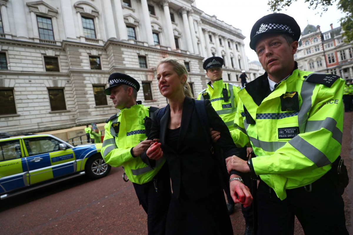 Police take away a protestor during an Extinction Rebellion demonstration outside the Treasury building in London, Britain October 3, 2019. Reuters / Simon Dawson