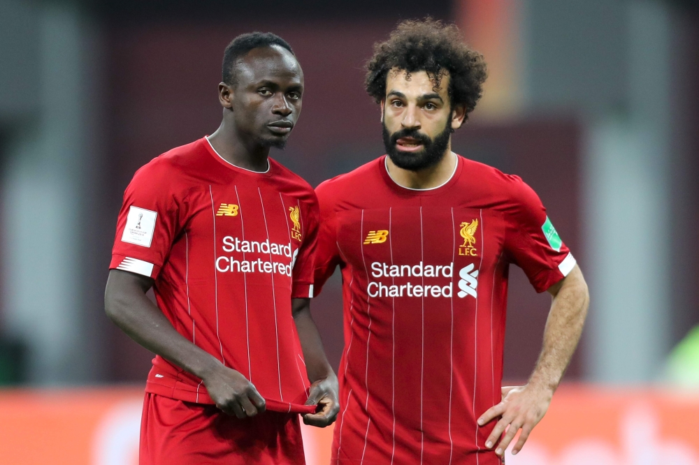 Liverpool's Sadio Mane (L) speaks with Liverpool's Salah during the 2019 FIFA Club World capital. Doha. December 18, 2019. / AFP / KARIM JAAFAR