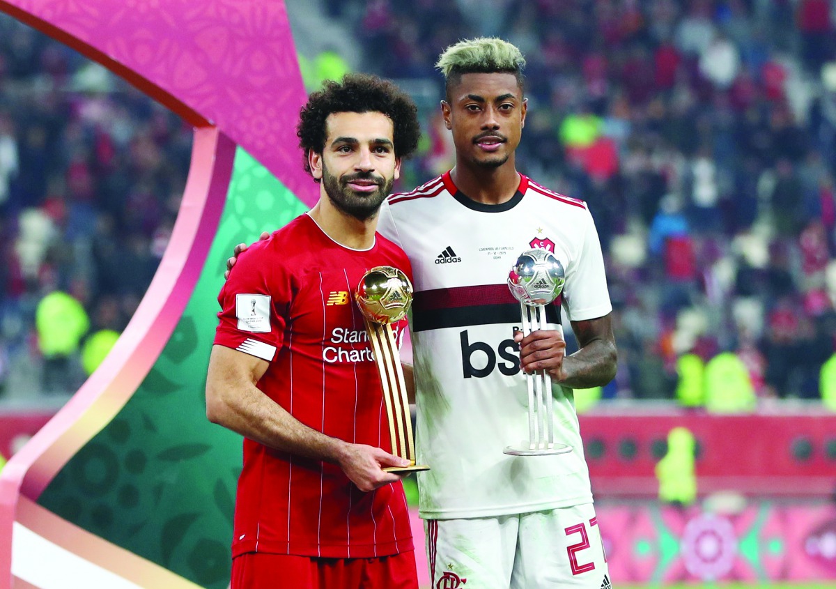 Flamengo’s Bruno Henrique (right) and Liverpool’s Mohamed Salah pose with their awards.
