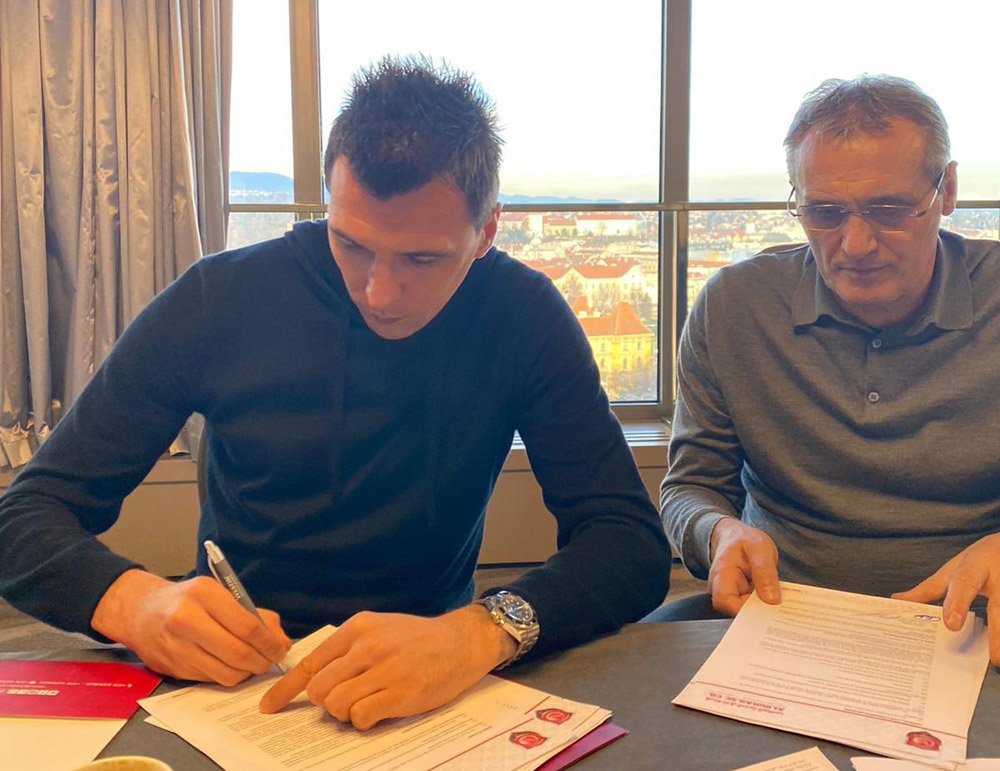 This photo, obtained by the Twitter handle of H E Sheikh Khalifa bin Hamad bin Khalifa Al Thani, the President of Al Duhail, shows Mario Mandzukic signing the contract with the Qatari club.