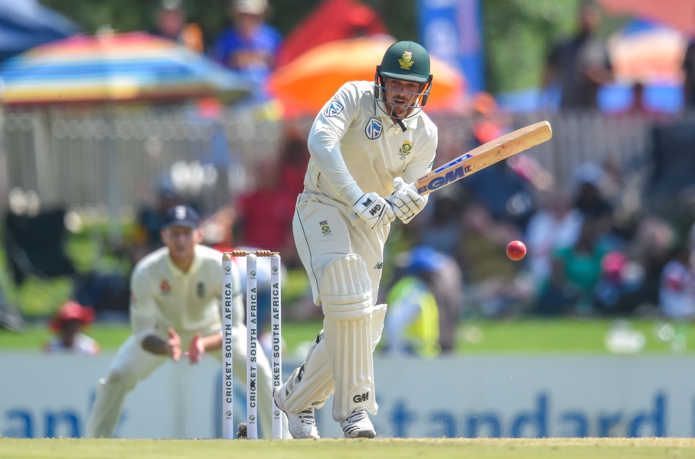 South Africa's Quinton de Kock (R) plays a shot during the first day of the first Test cricket match between South Africa and England at The SuperSport Park Stadium at Centurion near Pretoria on December 26, 2019. (AFP / Catherine Kotze)