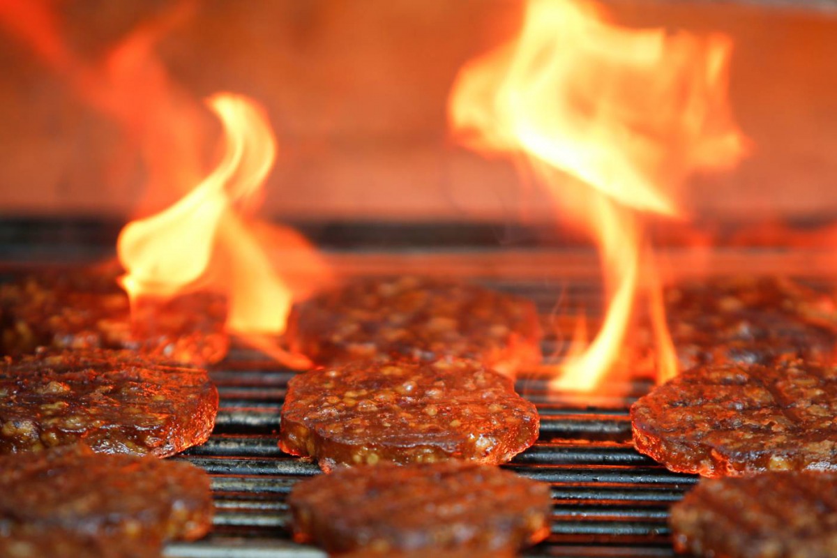 Veggie burgers are cooked over a flame on a grill in Greenwich, Connecticut, US, on June 26, 2017. Reuters / Adrees Latif