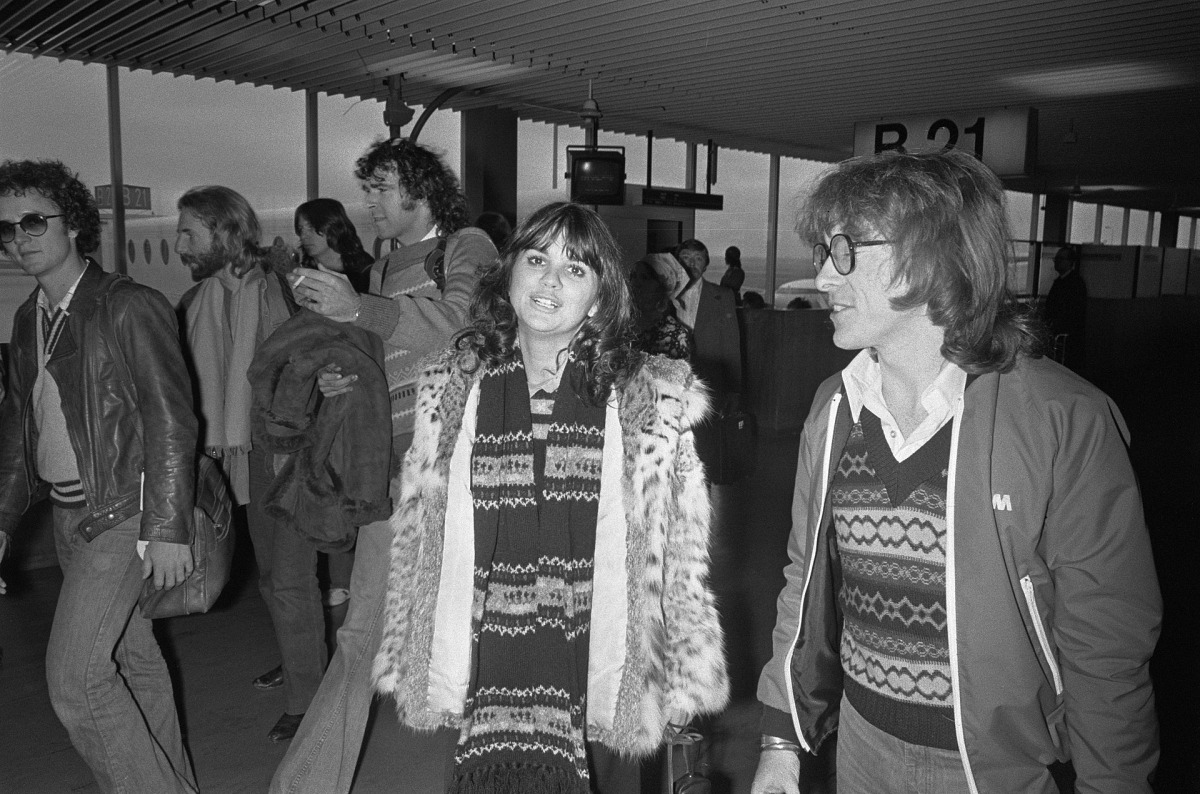 Linda Ronstadt with producer Peter Asher and her band, 1976. (Wikimedia Commons / Rob Bogaerts / Anefo) 
