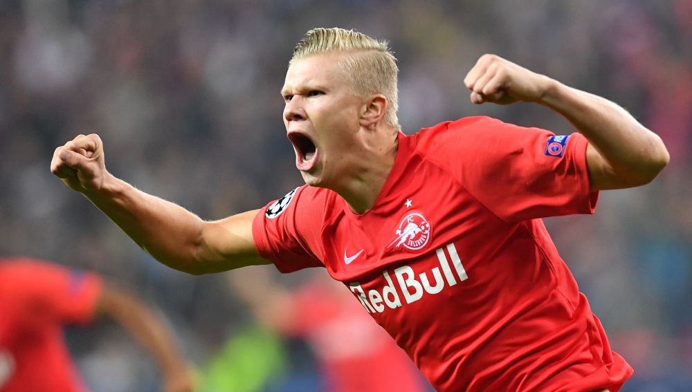 Haaland celebrating after scoring a goal during the UEFA Champions League Group E football match Salzburg v Genk. Austria. September 17, 2019 / AFP / JOE KLAMAR