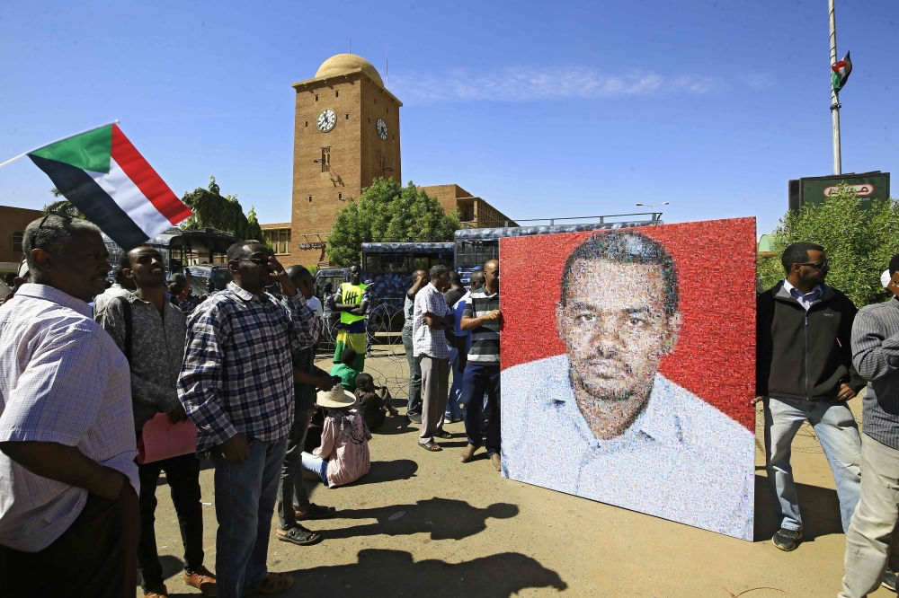 Sudanese protesters rally in front of a court in Omdurman near the capital Khartoum during the trial of intelligence agents for the death of teacher Ahmed Al-Khair. Sudan. December 30, 2019 / AFP / ASHRAF SHAZLY
