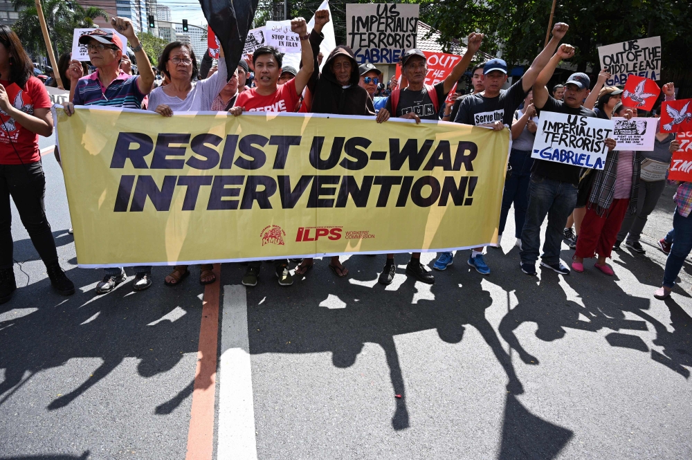 Protesters take part in a rally in front of the US embassy in Manila on January 6, 2020, demonstrating against the US strike that killed Iranian commander Qasem Soleimani in Iraq. AFP / Ted Aljibe 