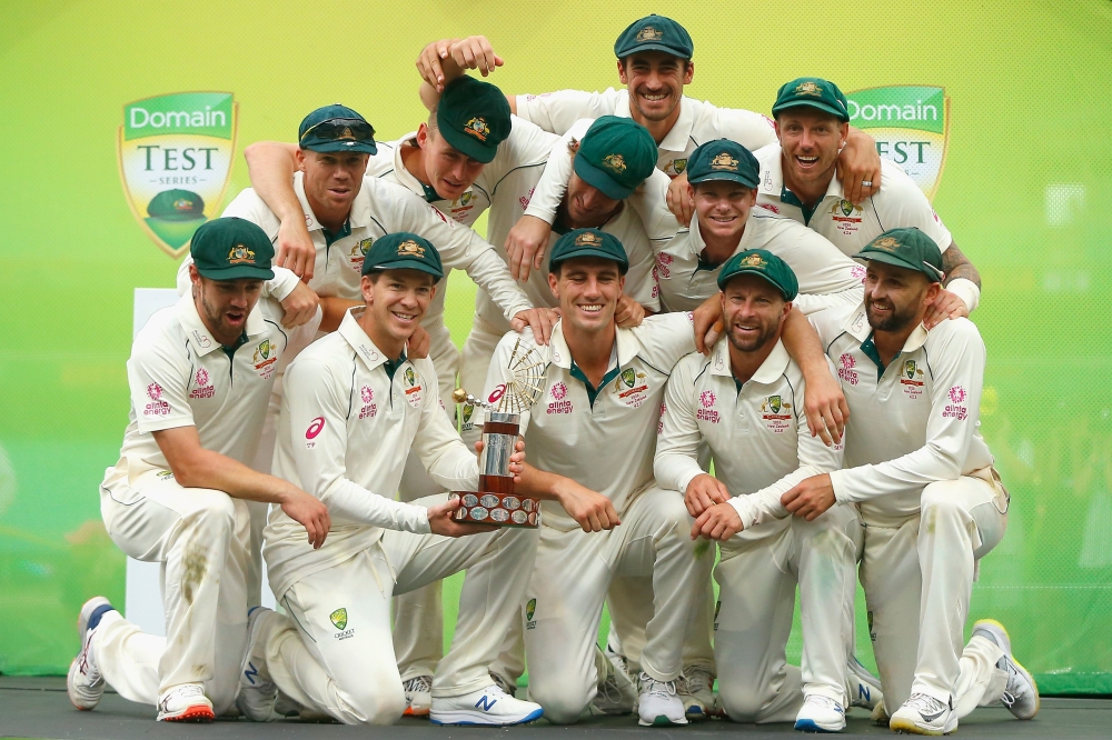 The Australian team poses with the Trans-Tasman Trophy after winning the series on the fourth day of the third cricket Test match between Australia and New Zealand at the Sydney Cricket Ground in Sydney on January 6, 2020./ AFP / JEREMY NG /