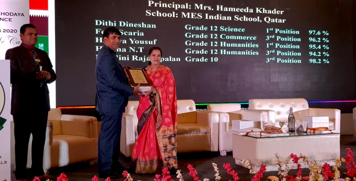 Hameeda Kadar, Principal of MES Indian School receiving the award.