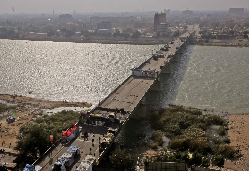A view of the Jumhuriyah bridge which runs over the Tigris river in the Iraqi capital Baghdad between Tahrir Square and the high-security Green Zone (background) which hosts government offices and foreign embassies. / AFP / AHMAD AL-RUBAYE