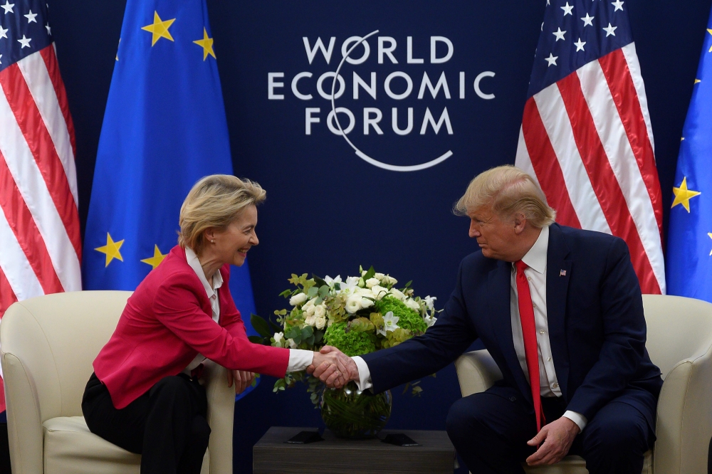US President Donald Trump shakes hands with European Commission President Ursula von der Leyen prior to their meeting at the World Economic Forum in Davos, on January 21, 2020. AFP / Jim Watson 
 
