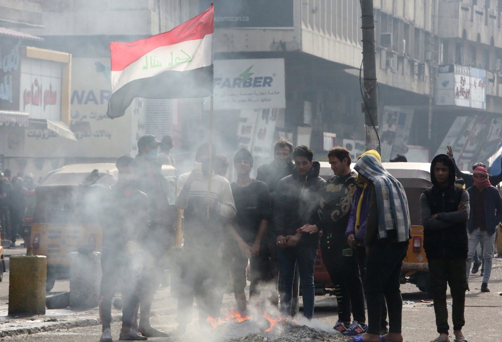 Iraqi anti-government protesters gather at al-Sinek bridge in the capital Baghdad on January 25, 2020. AFP / SABAH ARAR