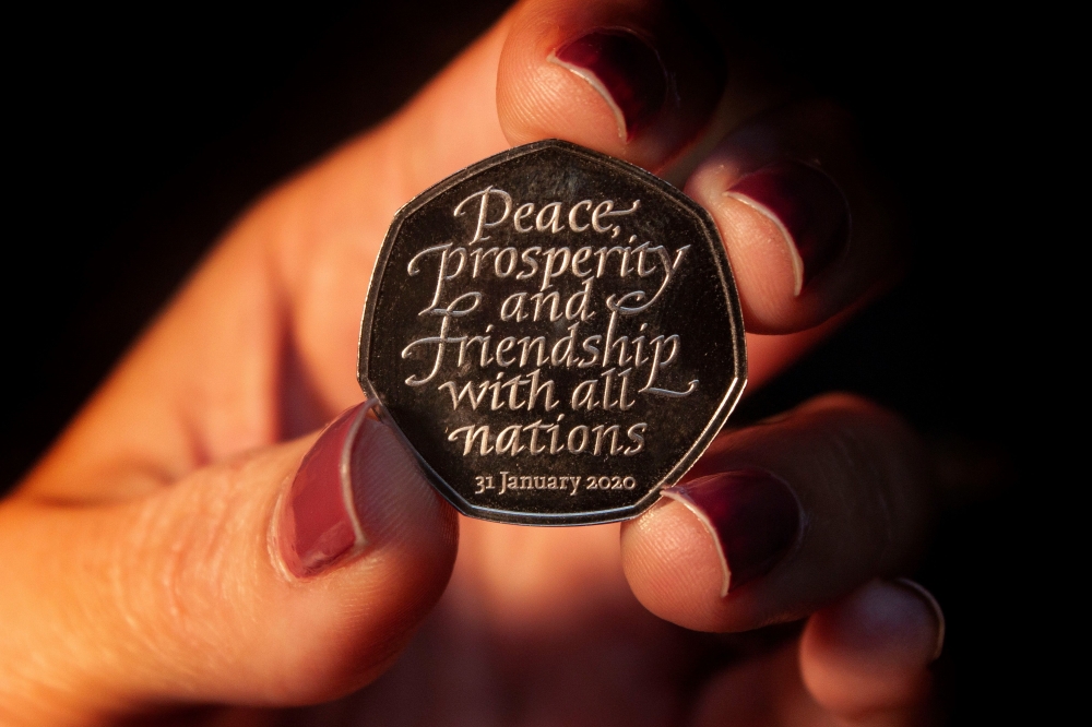 A handout photo released by Britain's HM Treasury in London on January 24, 2020, shows the obverse, or back, of a new Brexit-themed 50p coin, that will go into circulation on January 31, the day that Britain will leave the European Union. AFP / HM Treasur