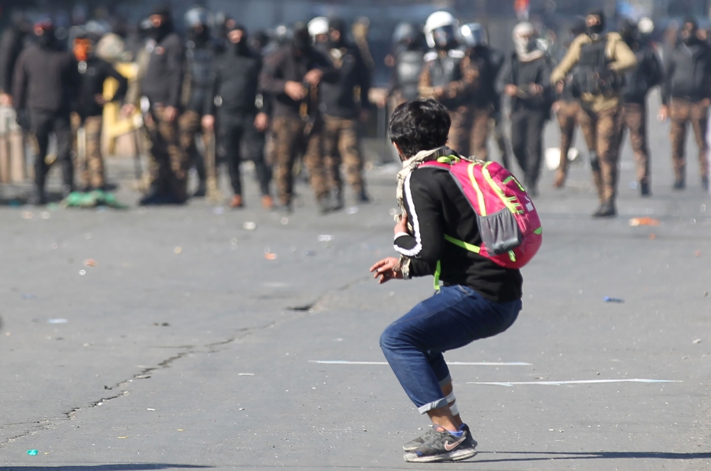 Iraqi protesters clash with riot police following an anti-government demonstration in al-Khilani Square in Baghdad on January 26, 2020. AFP / Ahmad Al-Rubaye
 