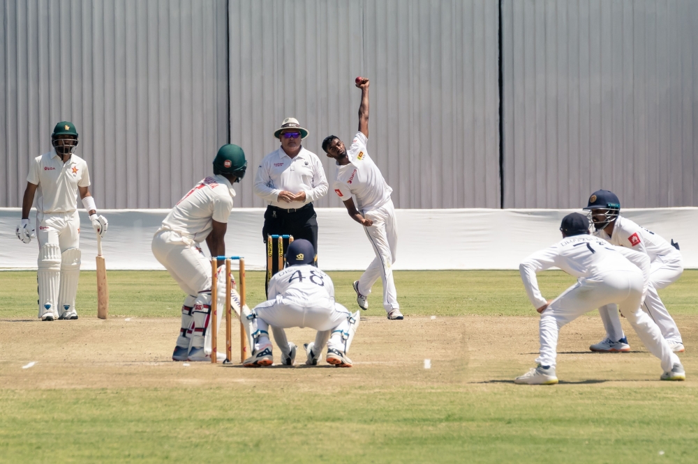 Sri Lanka's Lasith Embuldeniya (3rdR) delivers a ball to Zimbabwe's Regis Chakabva (2ndL) as Zimbabwe's Sikandar Raza (L), umpire Marais Erasmus (back C), Sri Lanka's Niroshan Dickwella (front C), Sri Lanka's Dhananjaya de Silva (R) looks on during the fi