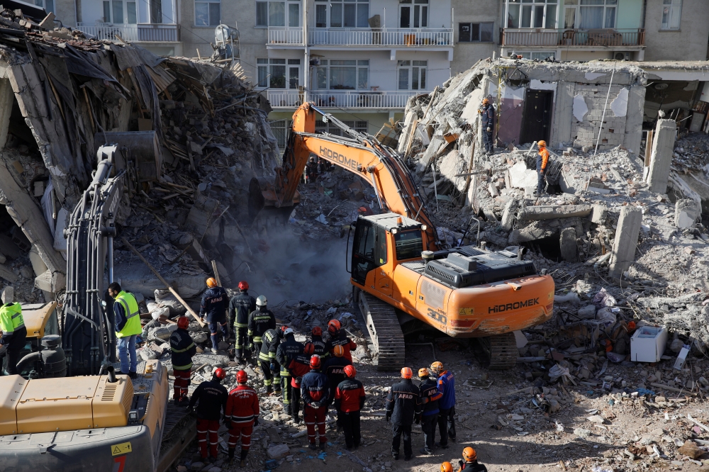 Search and rescue personnel work at the site of a collapsed building, after an earthquake in Elazig, Turkey, January 27, 2020. REUTERS/Umit Bektas