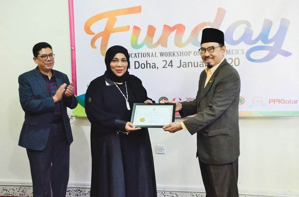 Ambassador of the Republic of Indonesia to Qatar, H E M Basri Sidehabi, honouring one of the guests during the educational workshop on Alzheimer’s.